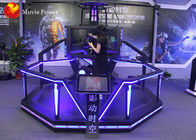 VR marchant tenant le simulateur de réalité virtuelle de cinéma avec la plate-forme de marche de HTC Vive