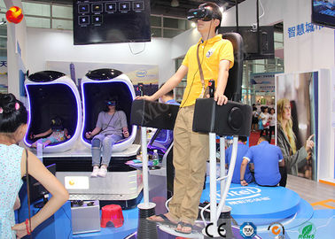 Professionnel tenant le simulateur debout de cinéma des montagnes russes 9D de 9D VR