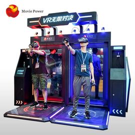 Simulateur interactif de réalité virtuelle tenant la machine de jeu de tir de VR