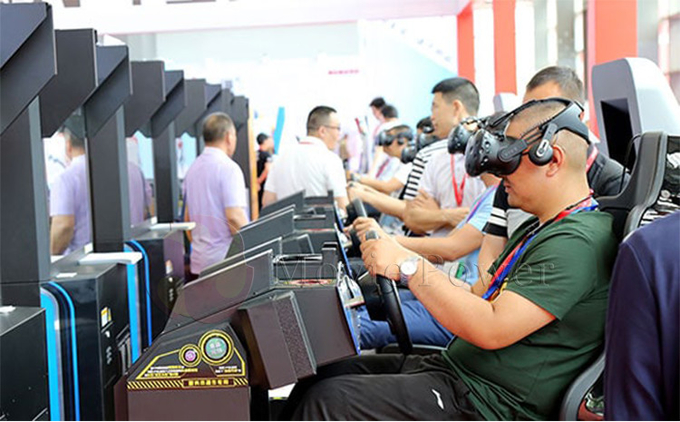 Simulateur de course de voitures pour le parc à thème de réalité virtuelle 2