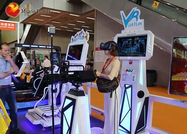 Joueur simple tenant le simulateur d'intérieur de tir d'équipement de 9D VR